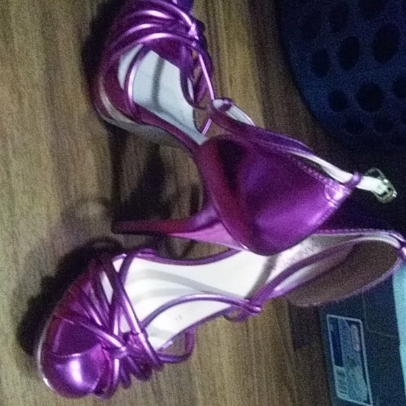 Heels - Picture 2 of 2